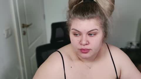 Snapshot of love_wiggy18 chatting on 01-06-26, 07:45 Ally online show from 01-06-26, 07:45