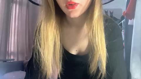 Snapshot of lovelladeboer chatting on 10-31-25, 06:47 Ella online show from 10-31-25, 06:47