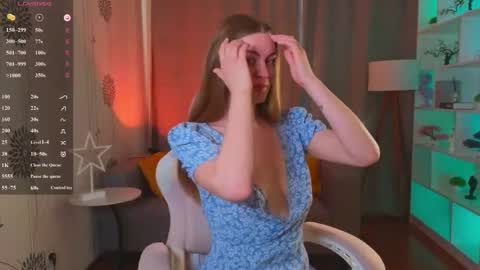 Snapshot of lovellalipss chatting on 05-18-26, 12:00 Laura online show from 05-18-26, 12:00