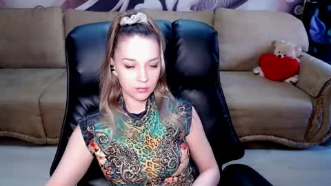Snapshot of lovellymalina chatting on 05-18-26, 11:38 private open online show from 05-18-26, 11:38