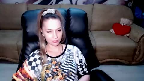 Snapshot of lovellymalina chatting on 05-20-26, 03:51 private open online show from 05-20-26, 03:51