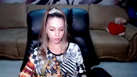 Snapshot of lovellymalina chatting on 06-06-26, 04:33 private open online show from 06-06-26, 04:33