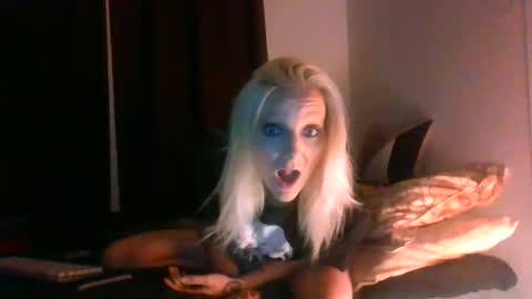 Snapshot of loveluna07 chatting on 05-02-26, 07:13 LunaRedd online show from 05-02-26, 07:13