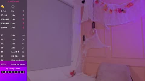 Snapshot of lovely_emma18 chatting on 10-18-25, 01:23 Emma online show from 10-18-25, 01:23