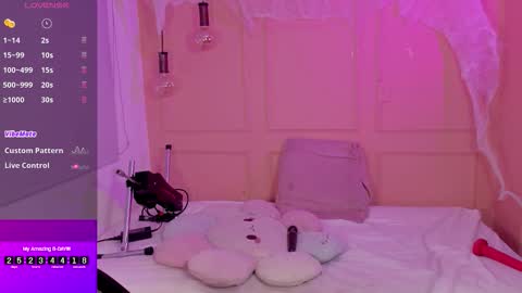 Snapshot of lovely_emma18 chatting on 10-27-25, 01:15 Emma online show from 10-27-25, 01:15