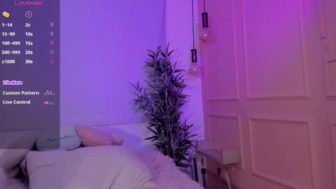 Snapshot of lovely_emma18 chatting on 02-06-26, 01:36 Emma online show from 02-06-26, 01:36