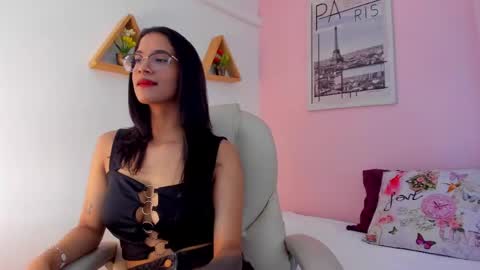 Snapshot of lovely_oliviaa chatting on 05-27-26, 06:05 Olivia online show from 05-27-26, 06:05