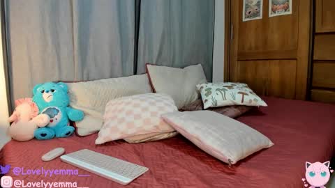 Snapshot of lovelyemma__ chatting on 12-17-25, 04:51 online show from 12-17-25, 04:51