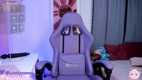 Snapshot of lovelyemma__ chatting on 02-06-26, 01:32 online show from 02-06-26, 01:32