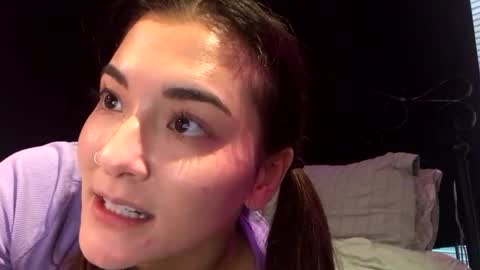 Snapshot of lovelyqueenaria chatting on 01-01-25, 11:40 Queen Aria online show from 01-01-25, 11:40