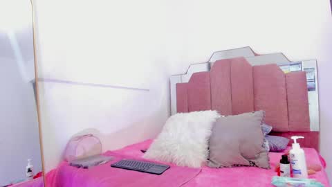 L O V E  online show from 02-06-25, 11:43