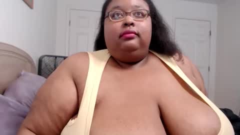 Snapshot of loves_aura chatting on 10-25-25, 12:18 Alyson online show from 10-25-25, 12:18