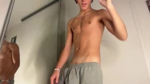 Snapshot of loves_leo chatting on 03-29-26, 04:56 Leo Loves online show from 03-29-26, 04:56