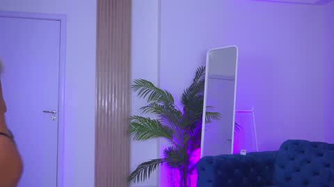 Snapshot of lovingblondie chatting on 01-05-25, 04:47 Nora online show from 01-05-25, 04:47