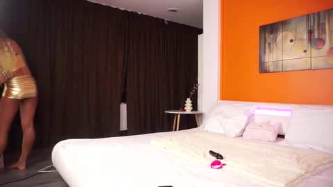 Snapshot of lovingblondie chatting on 11-22-25, 04:33 Nora online show from 11-22-25, 04:33