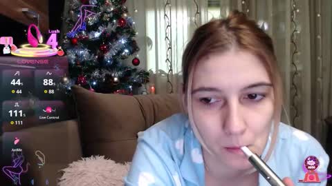 Snapshot of lovingfeetheels chatting on 12-22-25, 07:38 Antonia online show from 12-22-25, 07:38