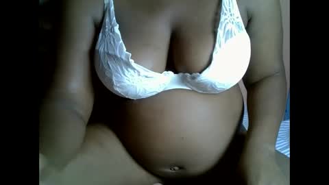 Snapshot of lowenyangvalentine chatting on 11-22-25, 02:43 lowenyangvalentine online show from 11-22-25, 02:43