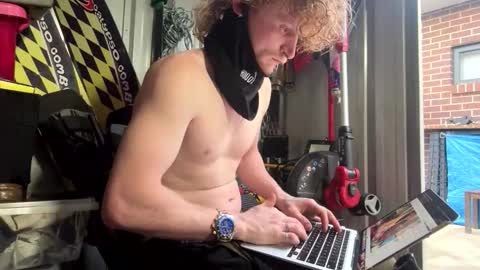 lowkey42011 online show from 10-21-25, 08:26