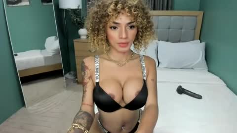 Snapshot of lowla_19 chatting on 07-25-26, 06:00 Candice online show from 07-25-26, 06:00