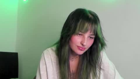 Snapshot of luaar_moon chatting on 03-25-26, 09:21 Jenn online show from 03-25-26, 09:21