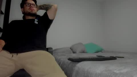 lucas_estrada1 online show from 04-01-26, 03:51