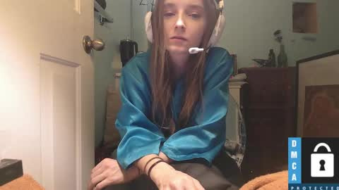 Snapshot of luci_layne chatting on 02-15-25, 06:44 Luci Layne online show from 02-15-25, 06:44