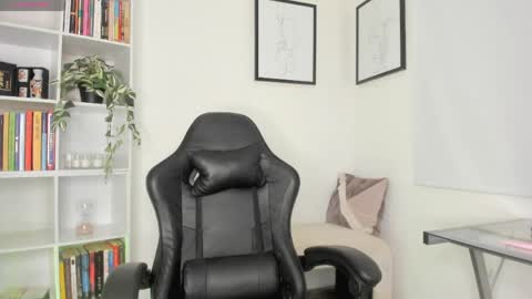 Snapshot of lucia_lee_ chatting on 04-03-26, 12:41 Lucia online show from 04-03-26, 12:41