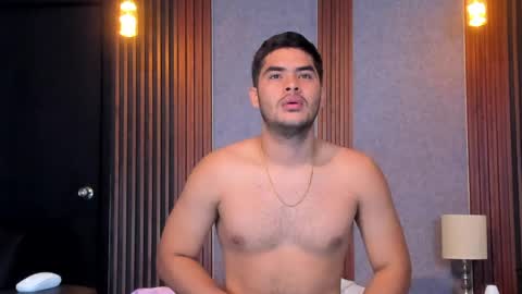 Snapshot of luciano_vitale_ chatting on 05-29-26, 01:09 Luciano online show from 05-29-26, 01:09