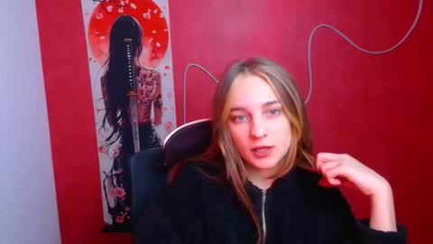 Snapshot of lucieamour_ chatting on 11-19-25, 08:31 Lucie online show from 11-19-25, 08:31