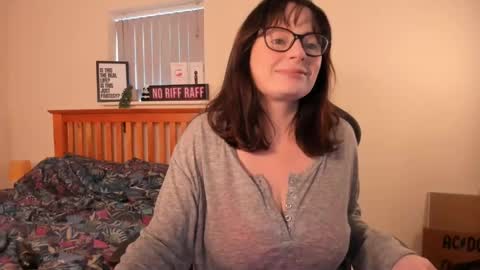 Snapshot of luciewintersuk chatting on 12-21-24, 01:10 Lucie Winters online show from 12-21-24, 01:10