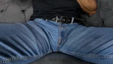 Snapshot of lucii_fer_ chatting on 02-17-25, 05:32 Leo online show from 02-17-25, 05:32