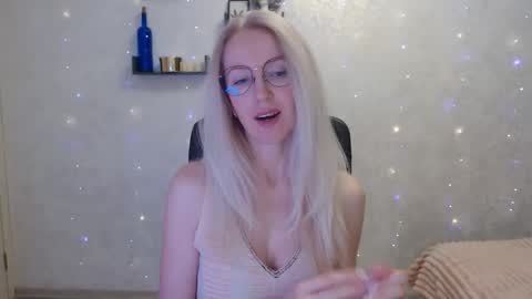 Snapshot of luckcristal chatting on 03-12-26, 04:57 Arina online show from 03-12-26, 04:57