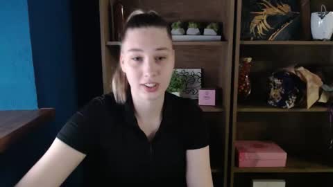 Snapshot of lucky_barbie chatting on 05-20-26, 01:06 Grace online show from 05-20-26, 01:06