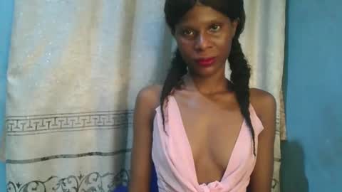 Snapshot of luckymadequeen chatting on 12-20-25, 03:02 Gloria online show from 12-20-25, 03:02