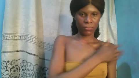 Snapshot of luckymadequeen chatting on 12-21-25, 04:47 Gloria online show from 12-21-25, 04:47