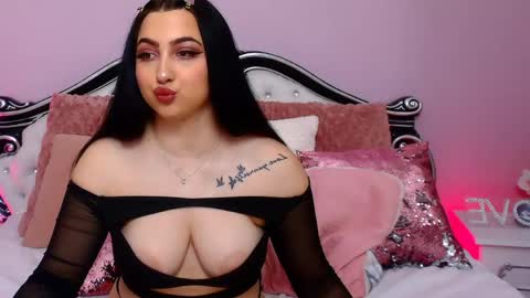 Snapshot of luckyymia chatting on 05-25-26, 05:52 Mia online show from 05-25-26, 05:52