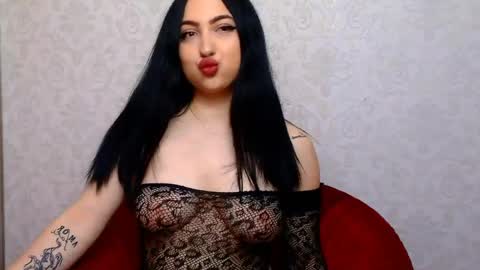 Snapshot of luckyymia chatting on 05-29-26, 05:33 Mia online show from 05-29-26, 05:33