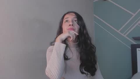 Lucy Herrera online show from 10-11-25, 01:05