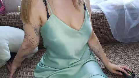 Snapshot of lucy_curvy chatting on 05-30-26, 03:47 Lucy online show from 05-30-26, 03:47