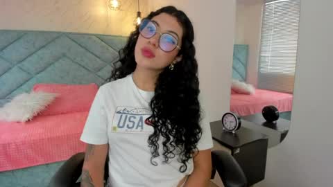 Snapshot of lucy_greys_ chatting on 04-21-26, 08:01 Lucy Greys online show from 04-21-26, 08:01