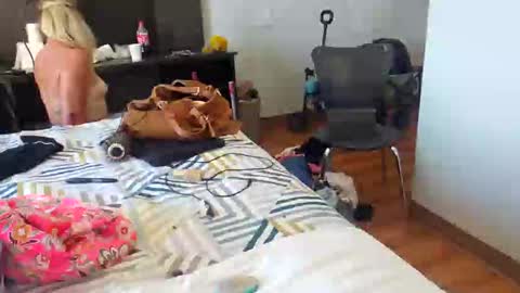 Snapshot of lucyloveslookers78240 chatting on 09-17-25, 04:30 Lucy Loves Lookers online show from 09-17-25, 04:30