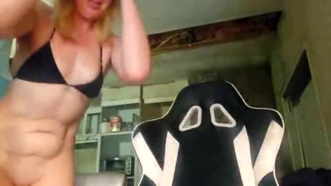 Snapshot of lucyloveslookers78240 chatting on 05-04-26, 09:05 Lucy Loves Lookers online show from 05-04-26, 09:05