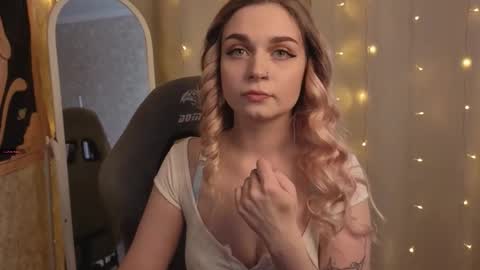 Snapshot of lucysbrain chatting on 02-07-26, 11:47 Lucy online show from 02-07-26, 11:47