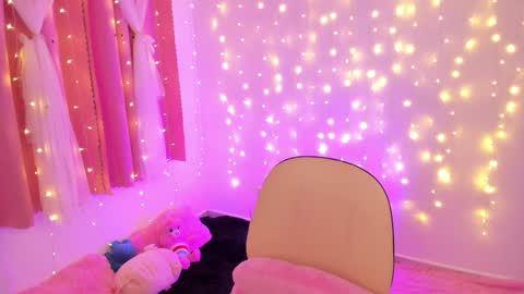 Snapshot of lucyy_peach chatting on 01-22-25, 02:59 LUCYY FROM HOME online show from 01-22-25, 02:59