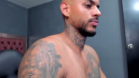 Snapshot of luigi1_ chatting on 01-01-25, 05:43 Luigi Vitale online show from 01-01-25, 05:43