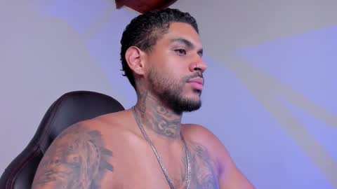 Snapshot of luigi1_ chatting on 11-23-25, 01:05 Luigi Vitale online show from 11-23-25, 01:05