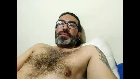 Snapshot of luis2988z chatting on 04-28-26, 02:10 Hairyman online show from 04-28-26, 02:10