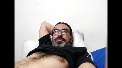 Snapshot of luis2988z chatting on 05-19-26, 02:18 Hairyman online show from 05-19-26, 02:18
