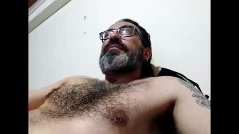 Snapshot of luis2988z chatting on 06-01-26, 01:51 Hairyman online show from 06-01-26, 01:51
