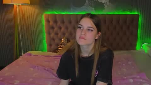 Snapshot of luisaclover chatting on 11-18-25, 02:43 LuisaClover online show from 11-18-25, 02:43